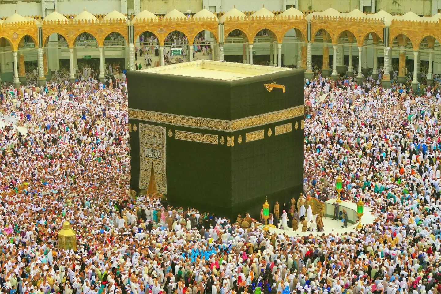 المسجد الحرام والكعبة المشرفة في ضوء ذهبي